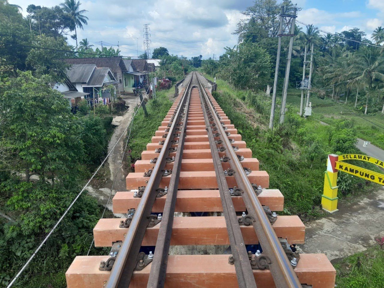 KAI Ubah Bantalan Rel Kayu Jadi Sintetis